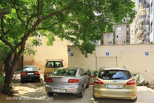 Fotografie parkovi�t� v hotelu Residence Bene v Praze. 